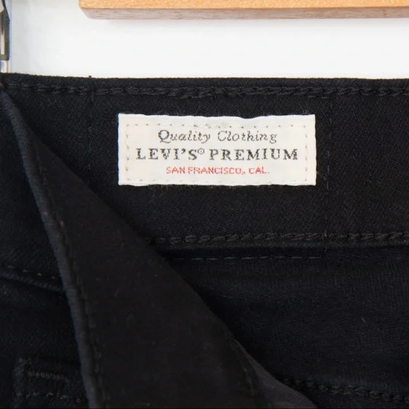 NWOT Levi’s 724 HIGH RISE STRAIGHT FIT WOMEN'S JEANS in Black - Picture 5 of 10
